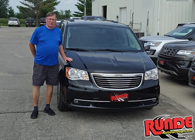  Dubuque Iowa Chrysler Town & Country Dealer